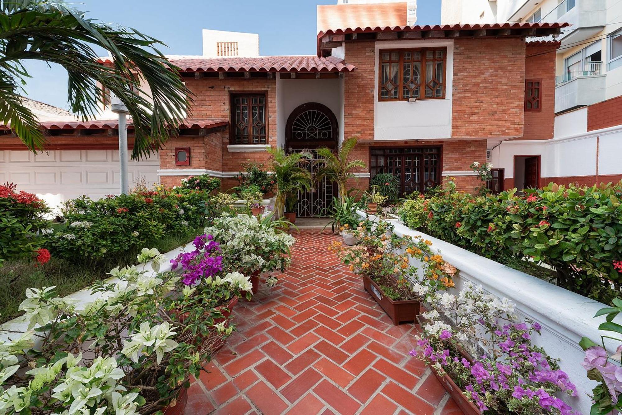 Villa Santos Apartaestudios Баранкила Екстериор снимка