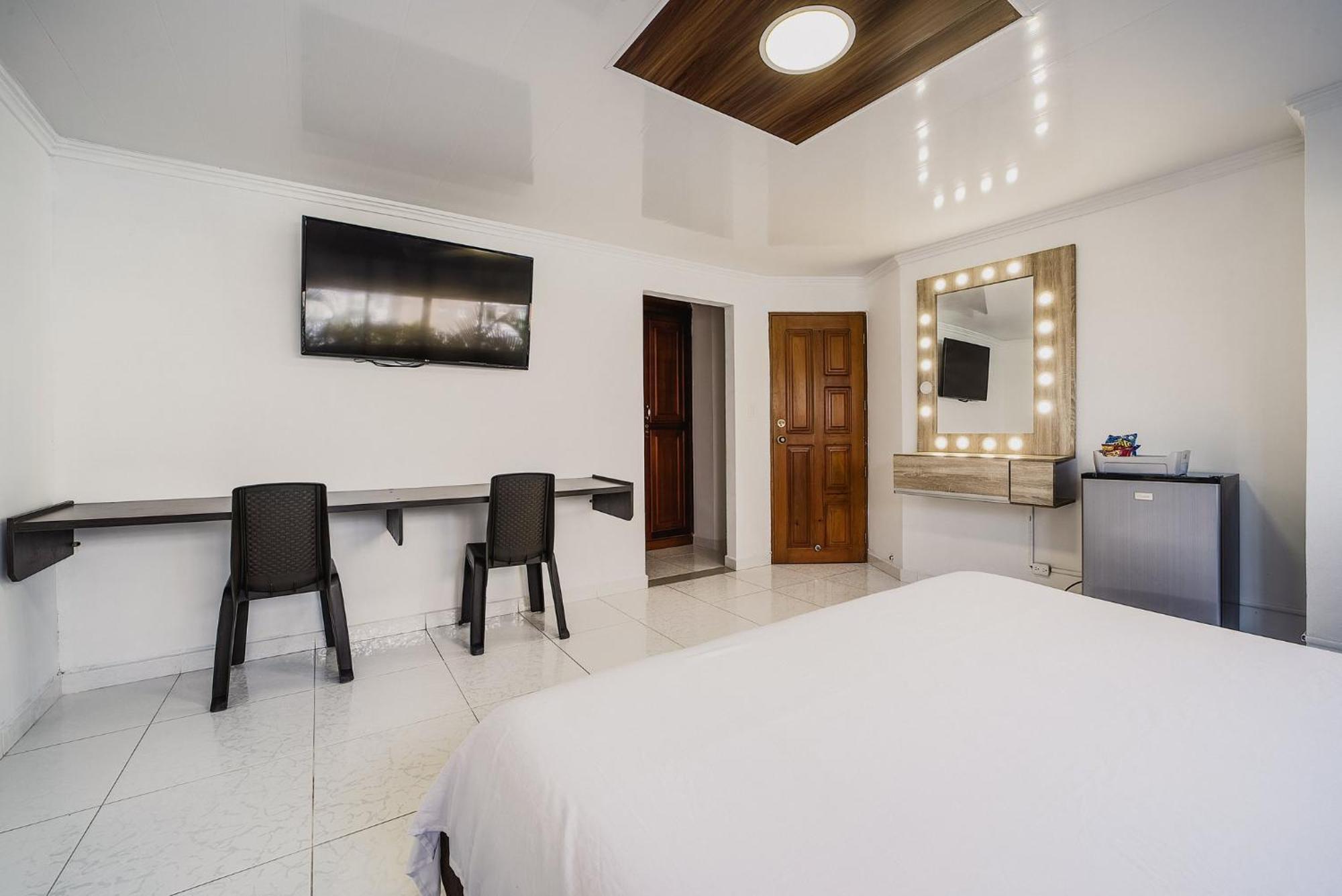 Villa Santos Apartaestudios Баранкила Екстериор снимка
